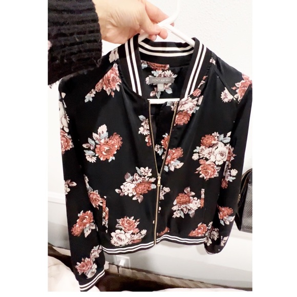 Jackets & Blazers - 🌸🌟🍃Floral Bomber Jacket!🌸🌟🍃